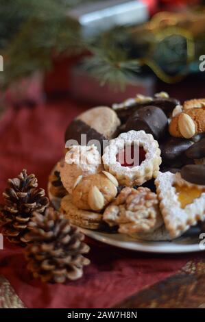 Biscotti di Natale su un piatto con decorazione di natale Foto Stock