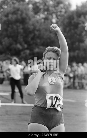 Campionato Olandese Di Atletica Groningen 1968 Shot Put Women; Alder Noorduyn Action Annotation: Marginals Negative Strip: No. 8 - Alder Noorduyn;. 7 - Edward de Noorlander (110 m ostacoli). Data: 4 agosto 1968 Località: Groningen (Prov.), Groningen (città) Parole Chiave: Atletica, tiro Put, ritratti, sport Nome Persona: Noorduyn, Els van Foto Stock