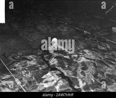 Gare nazionali di nuoto a Triebels e Obeltbeker madre a Heiligeweg Amsterdam. Betty Heukels 200 metri di sterstroke Annotazione: La tazza prende il nome da 'mom wim' J.E. Triebels-Koen (1865-1955). Si sedette a persone che nuotano per imparare in un momento in cui non è consuetudine, Data: 10 febbraio 1963 Località: Amsterdam, Noord-Holland Parole Chiave: Giochi, nuoto Nome Persona: Heukels, Betty Foto Stock