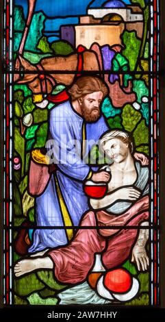Vetrata del XIX secolo di Lavers, Barraud e Westlake 1865 che mostra Il Buon Samaritan, Easton Royal, Wiltshire Foto Stock