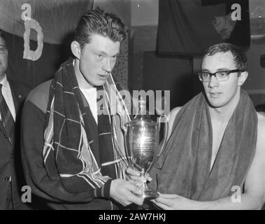 Gare nazionali di nuoto a Triebels e Obeltbeker madre a Heiligeweg Amsterdam. Bert Sitters (a destra), Rein Kraay Annotation: La coppa prende il nome da 'mom wim' J.E. Triebels-Koen (1865-1955). Si sedette giù alla gente che nuotava per imparare in un momento in cui non è consuetudine, Data: 10 febbraio 1963 Località: Amsterdam, Noord-Holland Parole Chiave: Giochi, nuoto Persona Nome: Sitters, Bert, Kraay, pulito Foto Stock