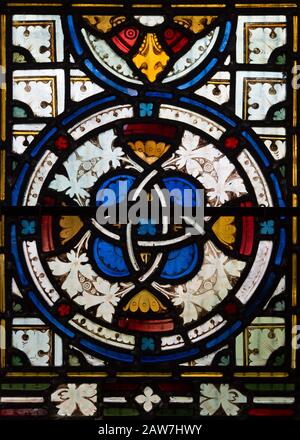 Stile vittoriano decorato con vetrate floreali design geometrico Sibilton chiesa, Suffolk, Inghilterra, Regno Unito Foto Stock
