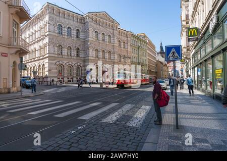 Praga, Repubblica Ceca - 21 maggio 2018: Tram che si avvicina all'attraversamento pedonale nel centro storico di Praga Foto Stock