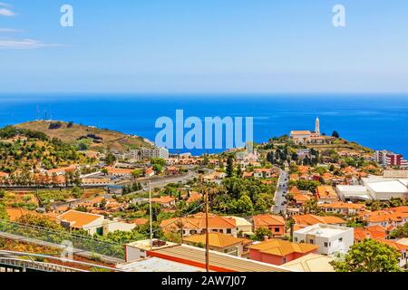 Costa Sud di Funchal - vista sulla capitale di Madeira, distretto di Sao Martinho con chiesa parrocchiale di civila. Vista da Pico dos Barcelo - Atlantic Foto Stock