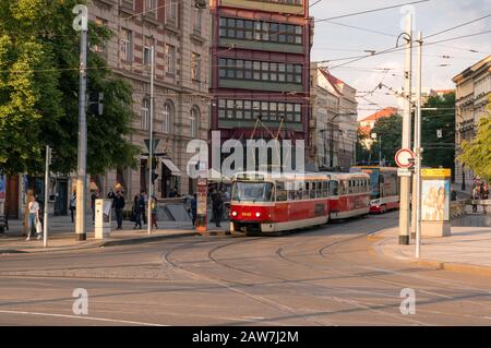 Praga, Repubblica Ceca - 22 maggio 2018: Tram rosso alla fermata Karlovo namesti nel centro storico di Praga Foto Stock