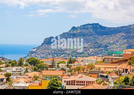 Vista sulle case residenziali di Funchal, la capitale di Madeira - vista da Pico dos Barcelo. Foto Stock