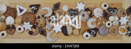 Ribbera su una tavola da pane diversi tipi di biscotti natalizi Foto Stock