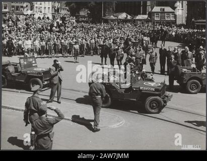 Tour del principe Bernhard da parte dei Paesi Bassi occidentali il principe Bernhard lasciando il municipio a Haarlem, dove è stato ricevuto dal sindaco Data: 29 giugno 1945 luogo: Haarlem, North -Holland Parole Chiave: Soldati, principi Nome Persona: Bernhard (Prince Netherlands) Foto Stock