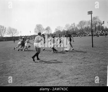 Korfball Paesi Bassi Contro Il Belgio Nello Stadio Wagner Amstelveen. Play Moment Date: May 25, 1963 Location: Amstelveen, Noord-Holland Keywords: Basketball, Play Moments Institution Name: Wagenerstadion Foto Stock