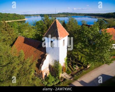 Veduta aerea della chiesa gotica di San Giovanni Battista a Doba, Polonia (ex Doben, Prussia orientale) Foto Stock