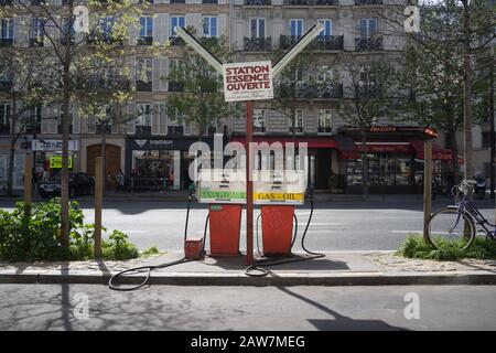 Stazione Di Servizio Della Città, Stazione Essence Ouverte, Parigi, Francia Foto Stock