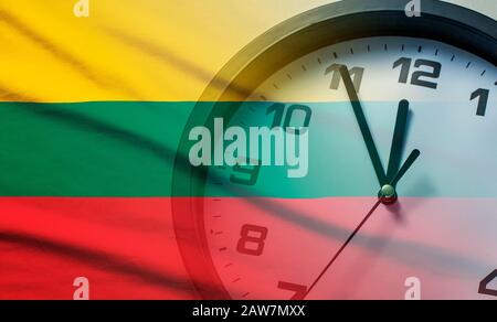 Immagine composita della bandiera e dell'orologio lituano Foto Stock