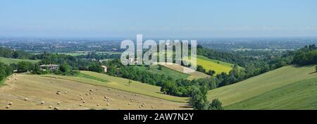 Giornata estiva sulle colline reggiane con vista sulla Pianura Padana Foto Stock