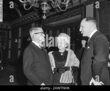 Capodanno di Lun e moglie a Treveszaal l'Aia, l'ambasciatore britannico Sir Andrew Noble e sua moglie Data: 30 gennaio 1964 Località: L'Aia, Sud Olanda Parole Chiave: Cambiamenti anno diplomatici, ministri, ricevimenti Persona Nome: LUN, Joseph, Noble, Andrew Institution Nome: Trêveszaal Foto Stock