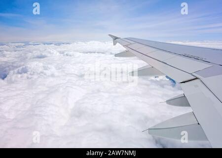 Francoforte, Germania - 30 maggio 2013: Volo con un aereo A319 da Airbus - vista finestra con ala sopra le nuvole. Foto Stock