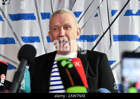 Mosca, Russia - 7th Feb, 2020: Stilista francese Jean Paul Gaultier durante una conferenza stampa prima del suo 'Fashion Freak Show' al Palazzo di Mosca Foto Stock