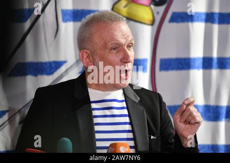 Mosca, Russia - 7th Feb, 2020: Stilista francese Jean Paul Gaultier durante una conferenza stampa prima del suo 'Fashion Freak Show' al Palazzo di Mosca Foto Stock