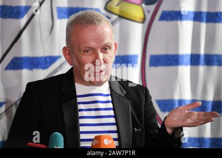 Mosca, Russia - 7th Feb, 2020: Stilista francese Jean Paul Gaultier durante una conferenza stampa prima del suo 'Fashion Freak Show' al Palazzo di Mosca Foto Stock