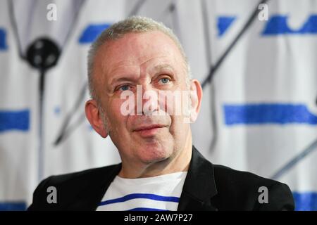 Mosca, Russia - 7th Feb, 2020: Stilista francese Jean Paul Gaultier durante una conferenza stampa prima del suo 'Fashion Freak Show' al Palazzo di Mosca Foto Stock