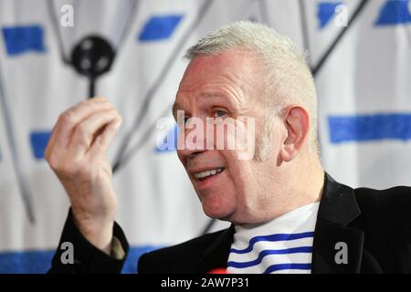 Mosca, Russia - 7th Feb, 2020: Stilista francese Jean Paul Gaultier durante una conferenza stampa prima del suo 'Fashion Freak Show' al Palazzo di Mosca Foto Stock