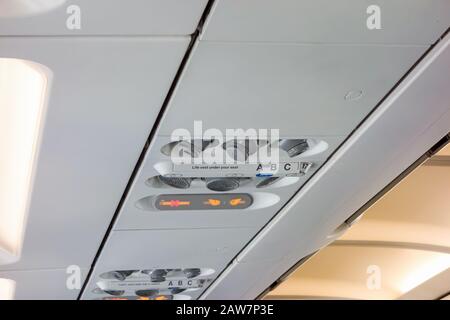 Lisbona, Portogallo - 30 maggio 2013: Interfaccia di controllo dell'aria e della luce dei passeggeri in un Airbus A319. Foto Stock