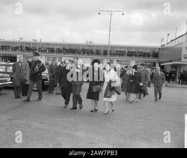 Coppia reale, Principessa Beatrix in Messico v.n.r. a sinistra sig. H. Alberda (Ceo Schiphol), Principe Bernhard, Regina Juliana. Principessa Margriet E Principessa Christina Principessa Beatrix. Dietro l'ultimo Erik Hazelfhoff Roelfzema Annotazione: Princess Irene, che stava andando avanti, è stata l'ultima volta in Soestdijk rimanente Data: 7 aprile 1964 Località: North-Holland, Schiphol Parole Chiave: Arrivo e partenza, visite di stato, aeroporti Persona Nome: Alberda H., Beatrix (principessa olandese), Bernhard (principe olandese), Christina (principessa olandese), Juliana (regina olandese), Margriet (principessa olandese) Foto Stock