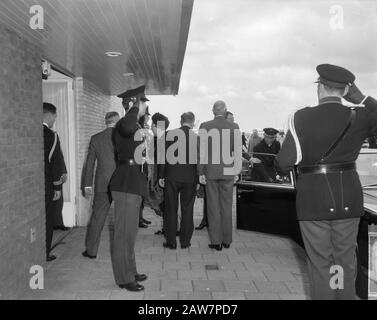 Coppia reale, la Principessa Beatrix partì per il Messico. Queen Juliana esce hofauto Annotazione: Princess Irene, che stava andando avanti, è stata l'ultima volta in Soestdijk rimanente Data: 7 aprile 1964 Parole Chiave: Arrivo e partenza, visite di stato, aeroporti Persona Nome: Juliana (regina Paesi Bassi) Foto Stock