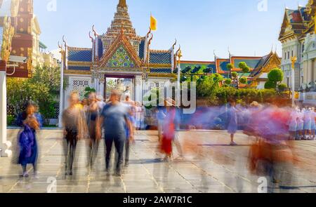 Vista offuscata dei turisti in movimento che visitano il Grand Palace a Bangkok, Tailandia. Foto Stock