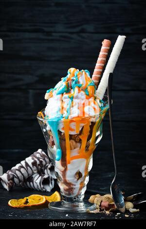 Gelato con noci e caramello. Vista dall'alto. Foto Stock