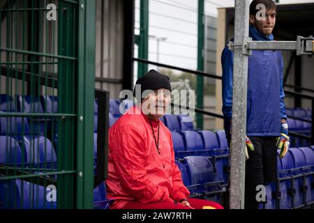 L'ex calciatore internazionale argentino Pedro Pastuli, nella foto, durante una sessione di formazione con Bangor City, dove è stato nominato manager nell'ottobre 2019. Questa è stata la posizione di gestione della 13th del vincitore della Coppa del mondo 1986, in precedenza responsabile delle squadre nazionali dell'Albania e dell'Uganda, nonché di una serie di club in tutto il mondo. Bangor City ha gareggiato nell'Alleanza Cymru, il secondo livello di calcio gallese è stato retrocesso a causa di irregolarità finanziarie alla fine della stagione 2017-18. Il club era di proprietà dell'italiano Domenico Serafino. Foto Stock