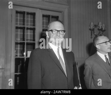 La regina Juliana vive nel Kurhaus di Scheveningen il Congresso della Società nel nostro professore di Lingua C.A. Zaalberg Data: 10 Ottobre 1964 Località: Scheveningen, Zuid-Holland Parole Chiave: Cups, Congressi Nome Persona: Hall Mountain, C.a. Foto Stock