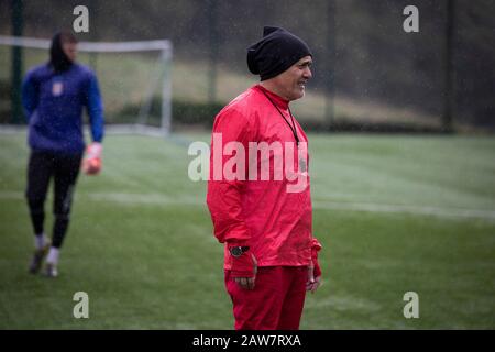 L'ex calciatore internazionale argentino Pedro Pastuli, nella foto, durante una sessione di formazione con Bangor City, dove è stato nominato manager nell'ottobre 2019. Questa è stata la posizione di gestione della 13th del vincitore della Coppa del mondo 1986, in precedenza responsabile delle squadre nazionali dell'Albania e dell'Uganda, nonché di una serie di club in tutto il mondo. Bangor City ha gareggiato nell'Alleanza Cymru, il secondo livello di calcio gallese è stato retrocesso a causa di irregolarità finanziarie alla fine della stagione 2017-18. Il club era di proprietà dell'italiano Domenico Serafino. Foto Stock