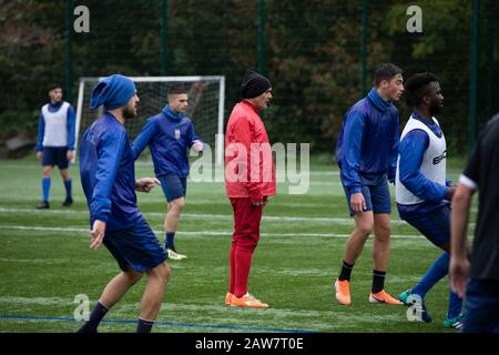 L'ex calciatore internazionale argentino Pedro Pastuli, nella foto, durante una sessione di formazione con Bangor City, dove è stato nominato manager nell'ottobre 2019. Questa è stata la posizione di gestione della 13th del vincitore della Coppa del mondo 1986, in precedenza responsabile delle squadre nazionali dell'Albania e dell'Uganda, nonché di una serie di club in tutto il mondo. Bangor City ha gareggiato nell'Alleanza Cymru, il secondo livello di calcio gallese è stato retrocesso a causa di irregolarità finanziarie alla fine della stagione 2017-18. Il club era di proprietà dell'italiano Domenico Serafino. Foto Stock