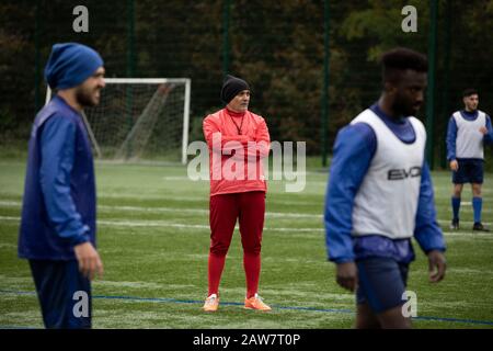L'ex calciatore internazionale argentino Pedro Pastuli, nella foto, durante una sessione di formazione con Bangor City, dove è stato nominato manager nell'ottobre 2019. Questa è stata la posizione di gestione della 13th del vincitore della Coppa del mondo 1986, in precedenza responsabile delle squadre nazionali dell'Albania e dell'Uganda, nonché di una serie di club in tutto il mondo. Bangor City ha gareggiato nell'Alleanza Cymru, il secondo livello di calcio gallese è stato retrocesso a causa di irregolarità finanziarie alla fine della stagione 2017-18. Il club era di proprietà dell'italiano Domenico Serafino. Foto Stock