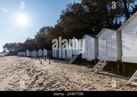 Cabine bianche sulla spiaggia di Sableaux a Noirmoutier en l'île (Vendee, Francia) Foto Stock