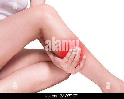 donna che soffre di dolore alle gambe, dolore ai polpacci. colore rosso evidenziato al polpaccio, gamba isolata su sfondo bianco, colpo studio. assistenza sanitaria e concetto medico Foto Stock