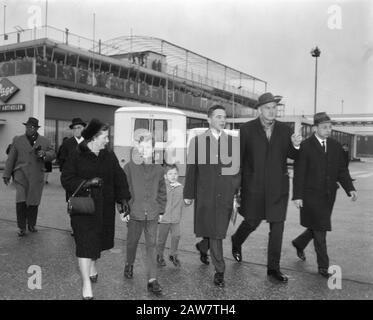 Il primo Ministro Marijnen e la moglie partì per le Antille Olandesi del Suriname, con due bambini sulla strada per l'aeromobile Data: 16 gennaio 1965 Località: Antille Olandesi Foto Stock