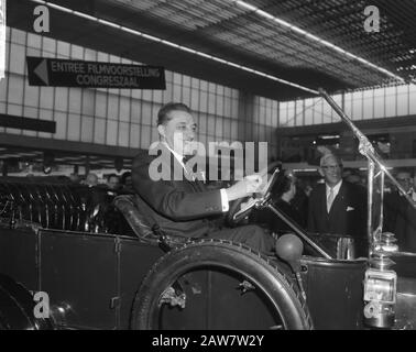 Rai ha aperto il ministro J. van Aartsen in auto Data: 18 febbraio 1965 Parole Chiave: Cars Persona Nome: Aartsen, Jan van Foto Stock