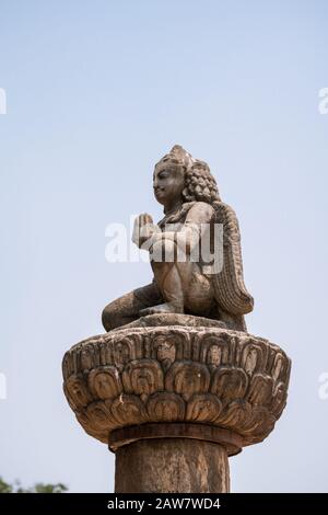 Statua di Garuda a Durbar Square a Bhaktapur, Kathmandu valle, Nepal Foto Stock