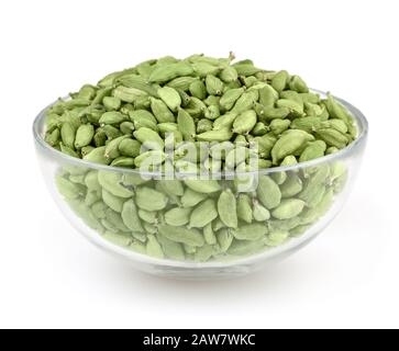 Cialde di cardamon verde in vaso di vetro isolato su sfondo bianco Foto Stock