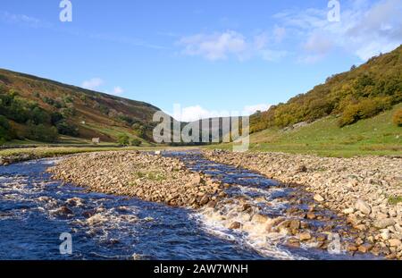 Il fiume Swale a Rampe Holme, vicino al villaggio di Muker a Swaledale Foto Stock