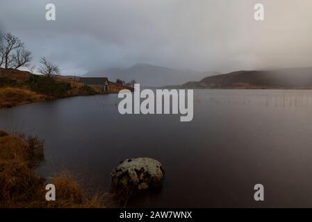 Doccia a pioggia sul lago Highland, Sutherland Foto Stock