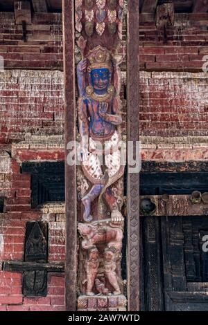 Puntoni scolpiti sul tetto raffiguranti divinità del tempio di Pashupatinath a Durbar Square a Bhaktapur, valle di Kathmandu, Nepal Foto Stock