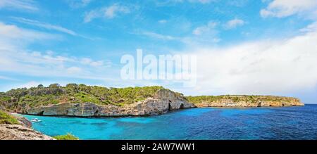 Baia con spiaggia Calo d'es Moro panorama, Maiorca Foto Stock