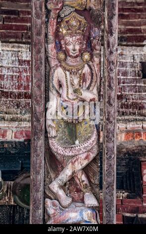 Puntoni scolpiti sul tetto raffiguranti divinità del tempio di Pashupatinath a Durbar Square a Bhaktapur, valle di Kathmandu, Nepal Foto Stock