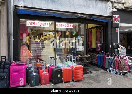 Fai shopping nella città interna di Anversa, che vende valigie, abiti da sposa e moda femminile Foto Stock