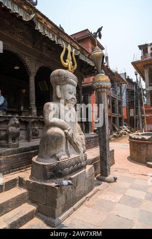 Statua di Malla wrestler all'ingresso del tempio di Dattatreya a Bhaktapur, valle di Kathmandu, Nepal Foto Stock