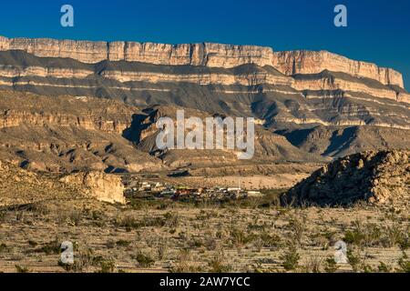 Sierra del Carmen massiccio oltre Boquillas village in tutta Rio Grande in Messico, il deserto del Chihuahuan, parco nazionale di Big Bend, Texas, Stati Uniti d'America Foto Stock