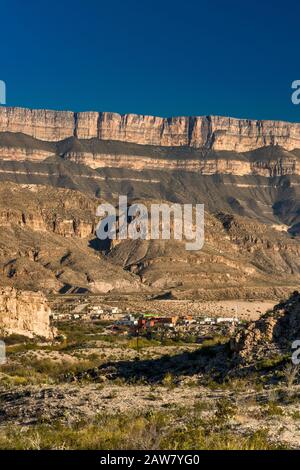 Sierra del Carmen massiccio oltre Boquillas village in tutta Rio Grande in Messico, il deserto del Chihuahuan, parco nazionale di Big Bend, Texas, Stati Uniti d'America Foto Stock