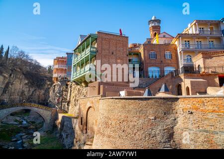 Quartiere Abanotubani con balconi in legno intagliato nella città vecchia di Tbilisi Foto Stock